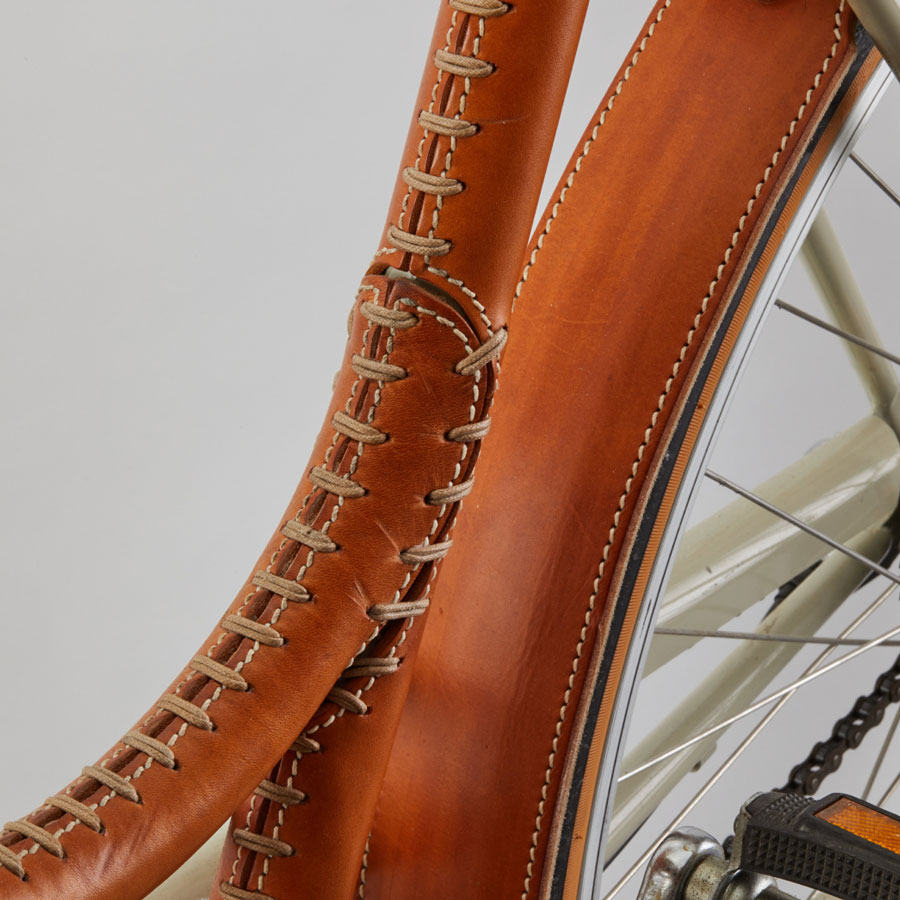 dettaglio di bici con rivestimento in cuoio made by Bottega Conticelli